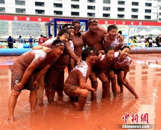 美女泥浆足球赛(小姐姐在泥潭里踢足球)