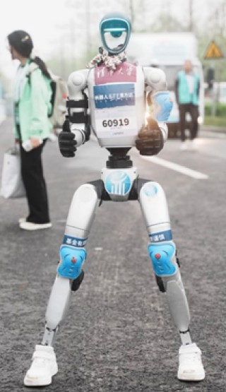 全球首场“人机共跑” 机器人ETF易方达（159530）携手人形机器人“出战”半马