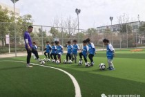 暑假训练足球训练营的(暑假足球训练营招生简章)