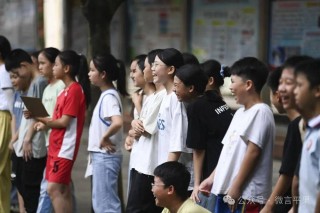 我们都喜欢踢足球(我们都喜欢踢足球英文翻译)