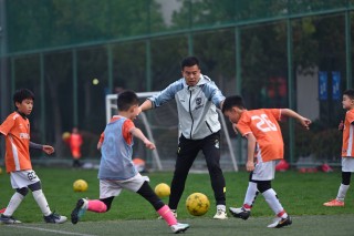 中国足球俱乐部赚钱吗(中国足球俱乐部收入来源)