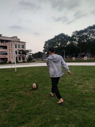 足球射门(足球射门训练方法)
