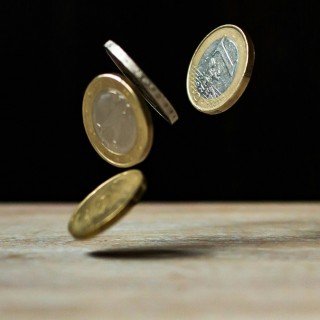 如何在市场波动中计算黄金交易的成本？这些成本如何影响投资回报？