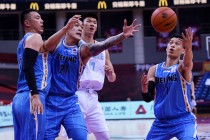 cba青岛vs首钢(青岛男篮胜北京首钢 亚当斯伤退)