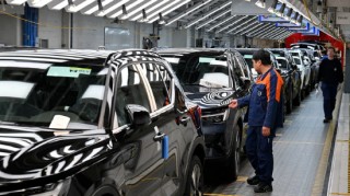 汽车巨头们在特朗普关税政策引发的混乱中取消业绩预测