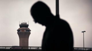 纽瓦克空中交通管制员在夜间设备故障期间再次与飞机失去联系