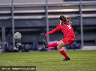 女人踢足球(女人踢足球怎么夸她)