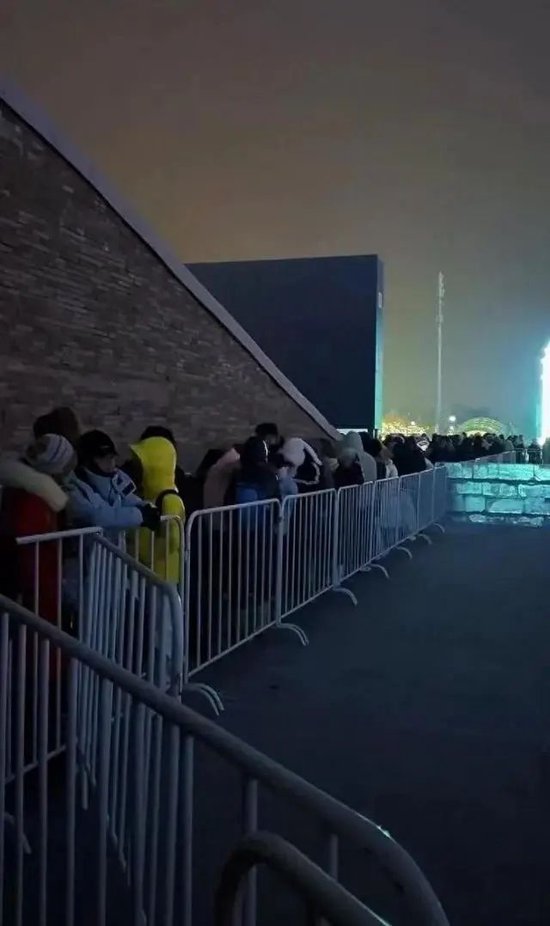 哈尔滨冰雪大世界太火爆!凌晨3点零下22℃,有人裹棉被排队等入园!门票328元/张,首日票已售罄! 第5张 哈尔滨冰雪大世界太火爆!凌晨3点零下22℃,有人裹棉被排队等入园!门票328元/张,首日票已售罄! 第5张