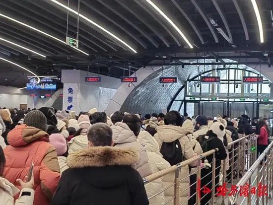 哈尔滨冰雪大世界太火爆!凌晨3点零下22℃,有人裹棉被排队等入园!门票328元/张,首日票已售罄! 第6张 哈尔滨冰雪大世界太火爆!凌晨3点零下22℃,有人裹棉被排队等入园!门票328元/张,首日票已售罄! 第6张