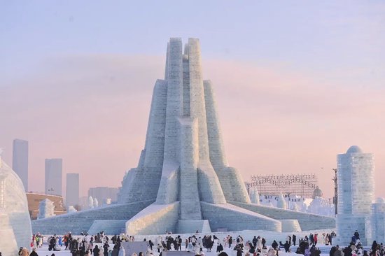 哈尔滨冰雪大世界太火爆!凌晨3点零下22℃,有人裹棉被排队等入园!门票328元/张,首日票已售罄! 第8张 哈尔滨冰雪大世界太火爆!凌晨3点零下22℃,有人裹棉被排队等入园!门票328元/张,首日票已售罄! 第8张