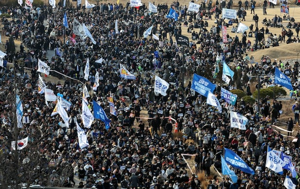 尹锡悦获释第二天，韩国大批民众在首尔市中心集会，组织方预计10万人参加  第2张