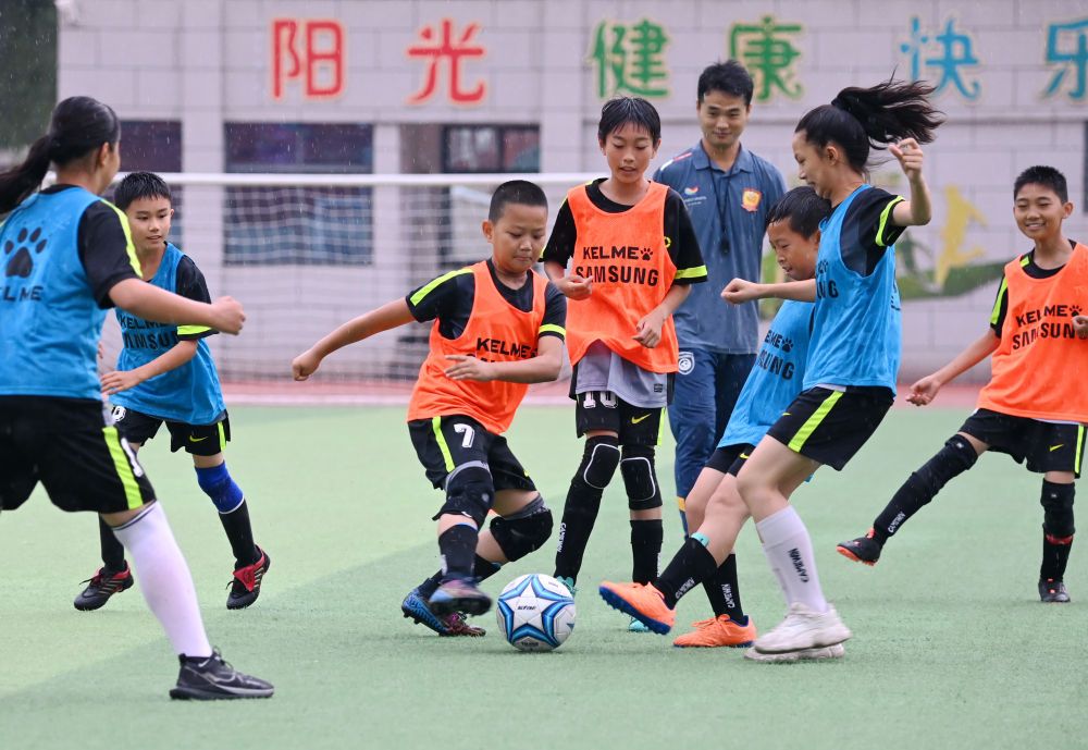 阳光足球俱乐部(阳光足球俱乐部用英语怎么说)  第2张