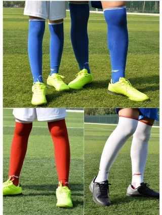比赛足球袜(比赛足球袜子衣服要一致吗?)