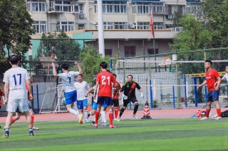 军中踢足球(军人足球运动员)