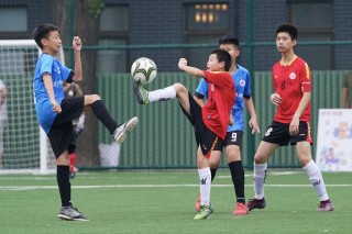 军中踢足球(军人足球运动员)