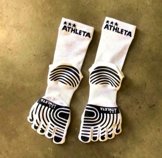 比赛足球袜(比赛足球袜子衣服要一致吗?)